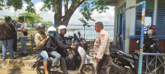 
 Bersama Karyawan Kapal, Personil Lakukan Pemeriksaan Kendaraan 