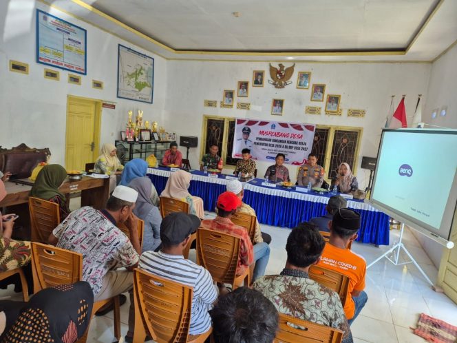 
 IPTU H.YULHAIDIR S.sos,HADIR RAPAT DI DESA TA LUPA TITIP PESAN KAMTIBMAS ,POLSEK TONRA, POLRES BONE