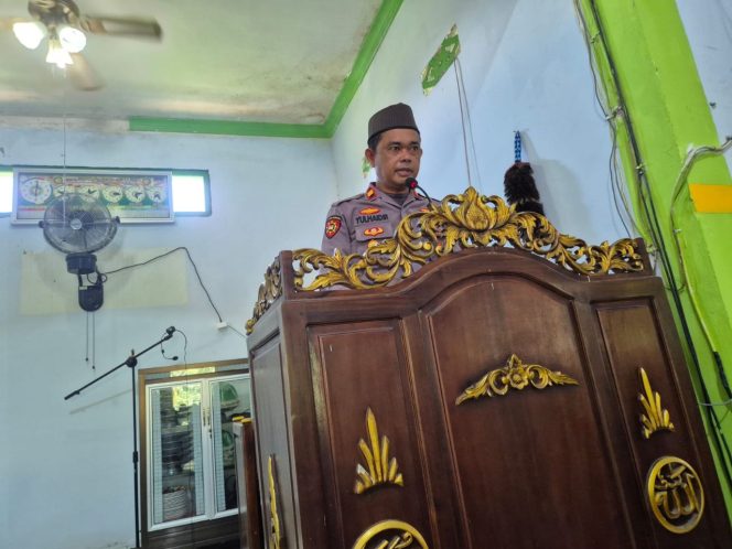 
 Iptu H.Yulhaidir S.sos Mesjid Jadi  Sasaran Jumat Curhat , Polsek Tonra Polres Bone