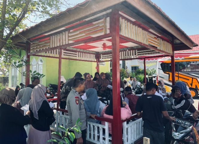 
 Penyaluran Bansos di Kecamatan Sibulue Dikawal Ketat oleh Bhabinkamtibmas