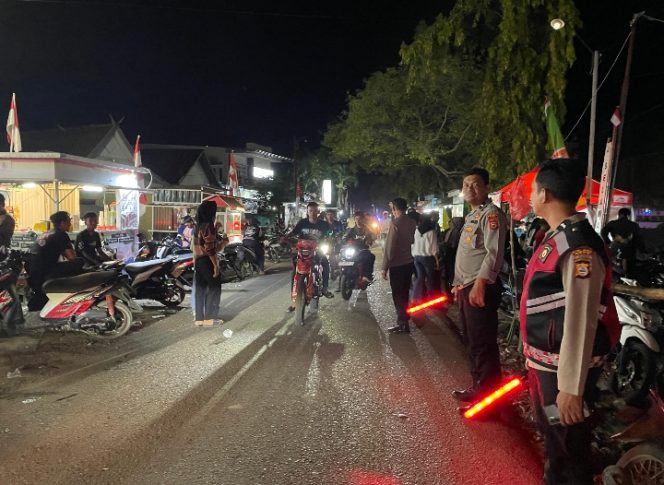 
 Personil Polsek Sibulue Laksanakan Pengamanan dan Pengaturan Lalu Lintas di Setiap Kegiatan Masyarakat