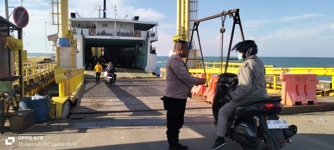 
 Dampingi Karyawan Kapal, Personil Polsek Kawasan Pelabuhan Bajoe Lakukan Pemeriksaan Kendaraan 