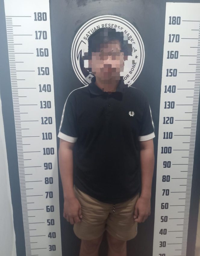 
 Polres Bone Ungkap Kasus Narkoba di BTN Pepabri, Pelaku dan Tiga Pengguna Dibawa Polisi