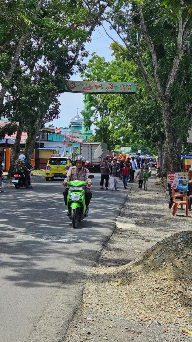 
 Aiptu Awaluddin, Personel Polsek Barebbo, Kawal Iringan Jenazah Gunakan Sepeda Motor Menuju TPU Apala