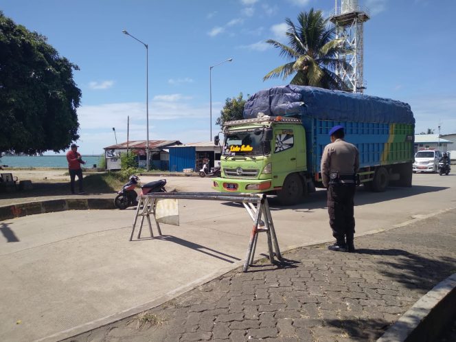 
 Ini Yang Dilakukan, Aparat Satpolairud Polres Bone Hadir Di Pelabuhan Penyeberangan Bajoe