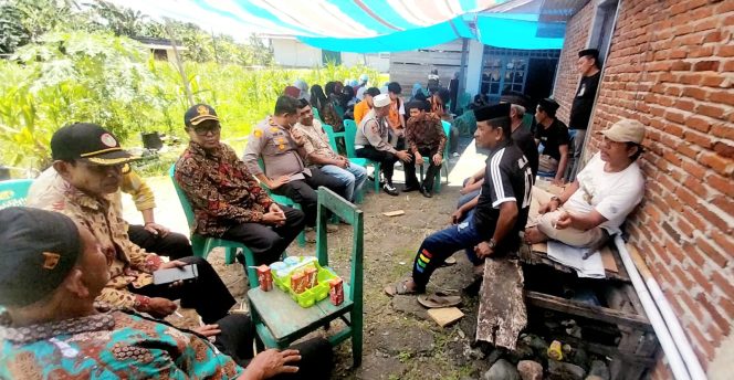 
 Kapolsek Barebbo Melayat ke Rumah Duka Warga di Desa Corawali