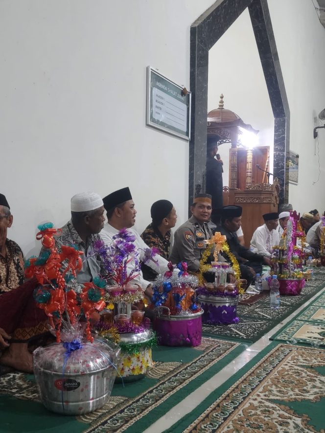 
 Peringatan Maulid Nabi Muhammad SAW di Kelurahan Apala, Bhabinkamtibmas Aipda H. Karman Hadiri Kegiatan Bersama Warga