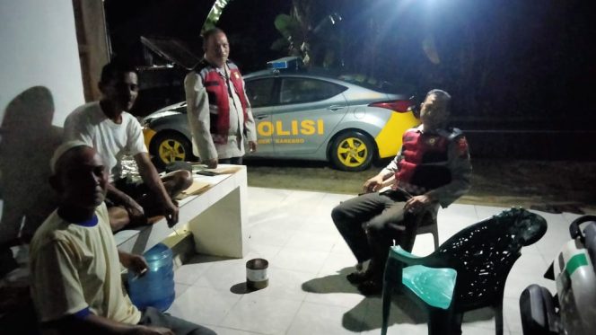 
 Ka. SPK polsek Barebbo Sambangi Warga saat Giat Patroli Malam