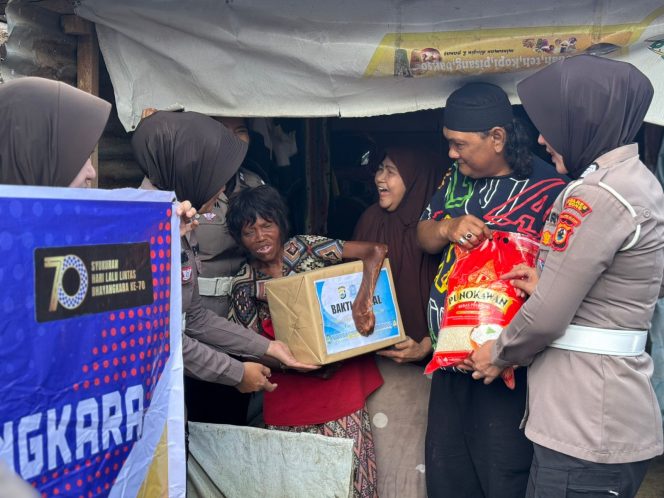 
 Peringati HUT Lalu Lintas ke 70, Satlantas Polres Bone Gelar Baksos ke Warga Kurang Mampu