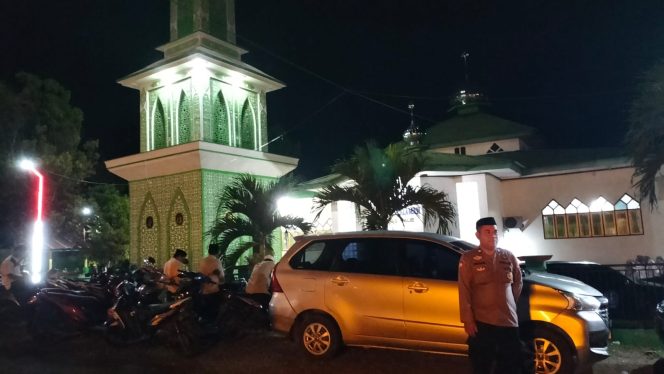 
 Personil Polsek Lamuru Lakukan Pengaturan Lalu Lintas Saat Peringatan Maulid Nabi