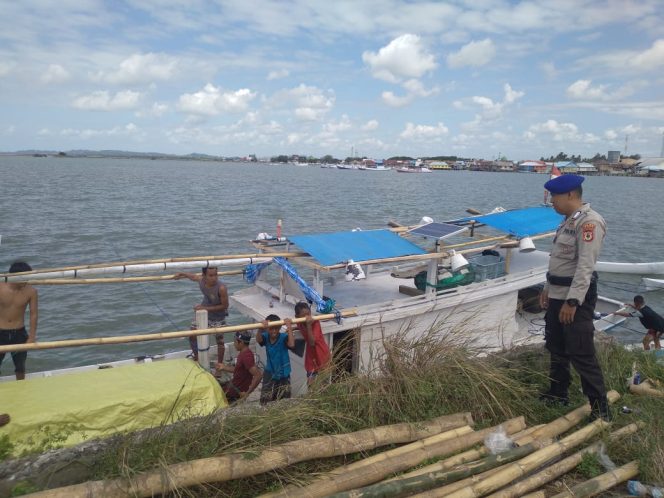
 Personil Piket Satpolairud Polres Bone Sambangi Nelayan Di PPi Lonrae, Ini Himbauan Yang Disampaikan