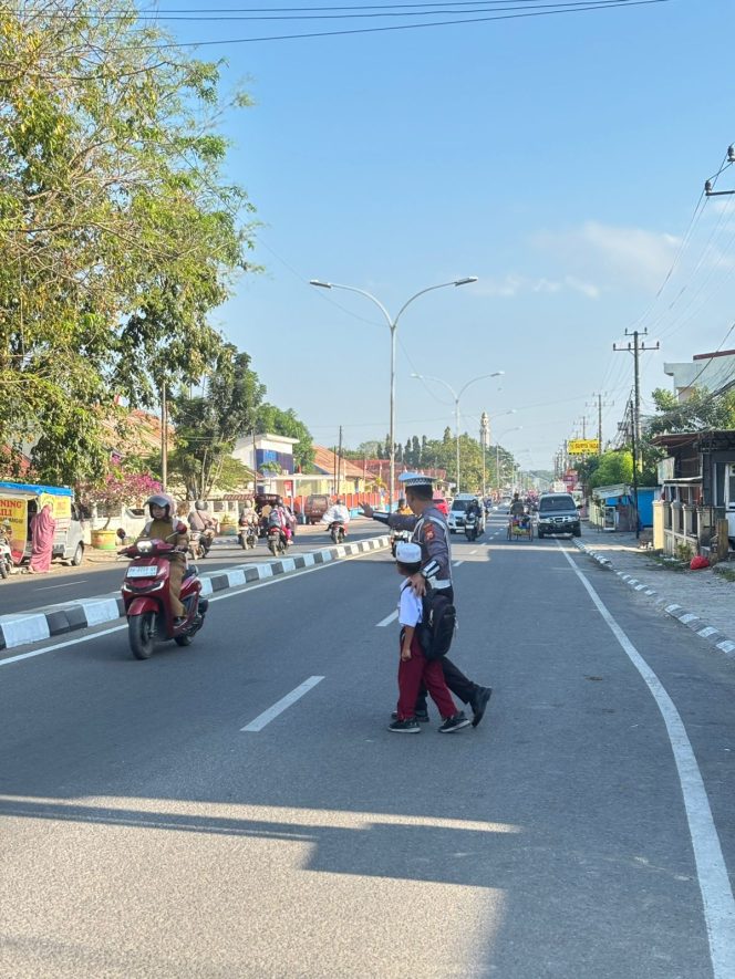 
 Pelayanan Prima, Personel Satlantas Polres Bone Bantu Seberangkan Anak Sekolah
