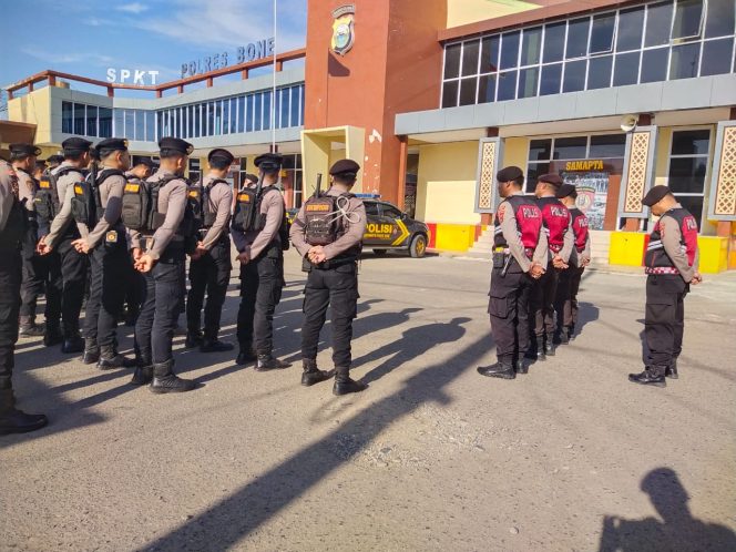 
 Tingkatkan Pelayanan Ke Masyarakat, Personil Sat Samapta Polres Bone Terima Arahan dari Kanit Dalmas Sat Samapta Polres Bone