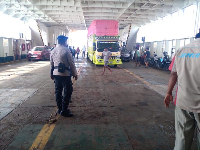 
 Ini Yang Disampaikan Anggota Piket Satpolairud Polres Bone Kepada Penumpang Ferry Saat Lakukan Pengamanan Ferry
