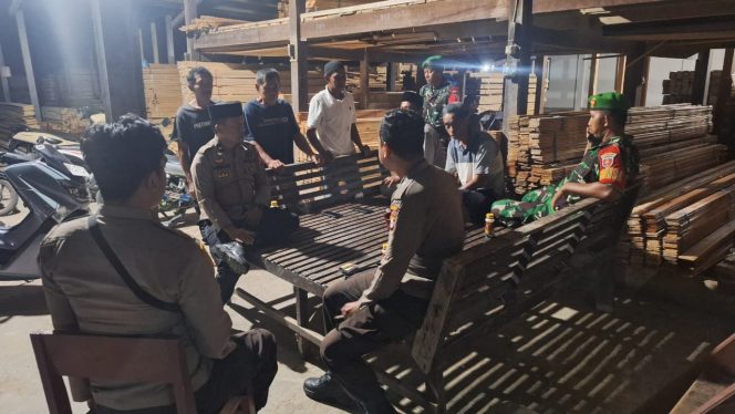 
 ‎Polsek dan Koramil Dua Boccoe Gelar Patroli Malam Jaga Kamtibmas ‎