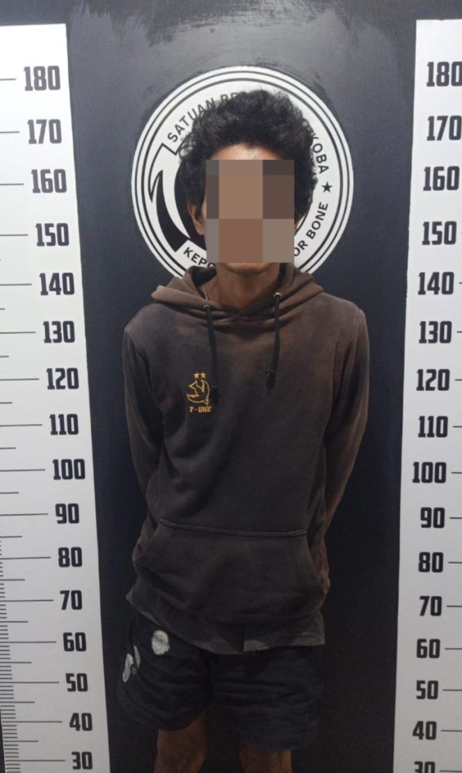 
 Terjaring Operasi, Warga Lonrae Ditangkap Satresnarkoba Polres Bone dengan Sabu di Tangan