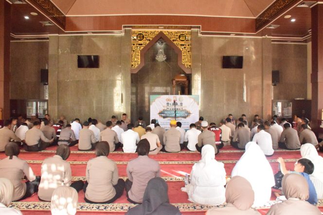 
 Keluarga Besar Polres Bone Gelar Maulid Nabi, Perkuat Persatuan dan Ukhuwah