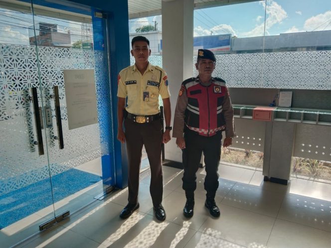 
 Jaga di Kantor Obyek Vital, Personil Sat Samapta Pastikan Kota Watampone Aman dan Kondusif