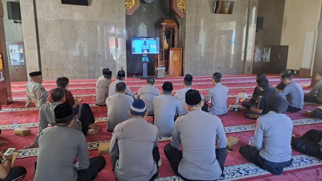 
 Kapolres Bone Gelar Pembinaan Rohani dan Mental, Ikuti Ceramah Ustadz Prof. Abdul Somad via Zoom