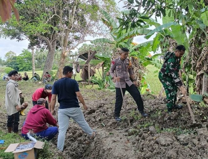
 Hadir di Wilayah Binaan, Bhabinkamtibmas ini Ikut Kerja Bakti Bersama Masyarakat