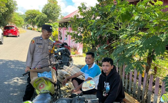 
 Lakukan Sambang di Desa, Brigpol Rudianto Berbaur Bersama Warga