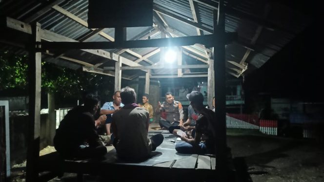
 Bripka Saharuddin Membangun Komunikasi Bersama Warga Saat Melaksanakan Sambang Desa