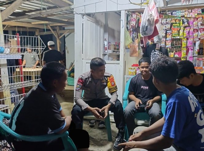 
 Bhabinkamtibmas Lakukan Sambang, Menemui Remaja dan Mengajak Mereka Untuk Menjauhi Aksi Kejahatan
