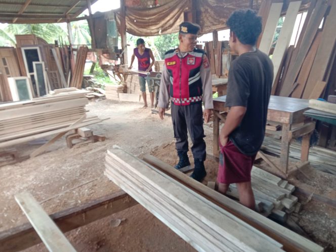 
 Patroli dan Menyapa Warga, Cara Ipda Soedjadi Menjaga Kamtibmas di Kelurahan Tokaseng