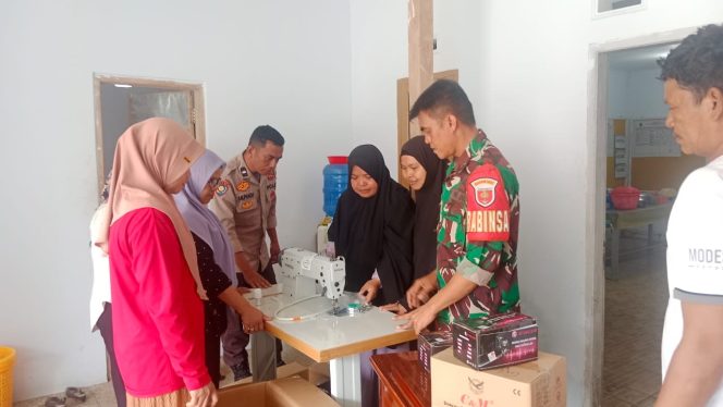 
 Sinergi Pemerintah dan Polri, Aipda Ulpiadi Pantau Penyaluran Bantuan Sosial di Watang Palakka
