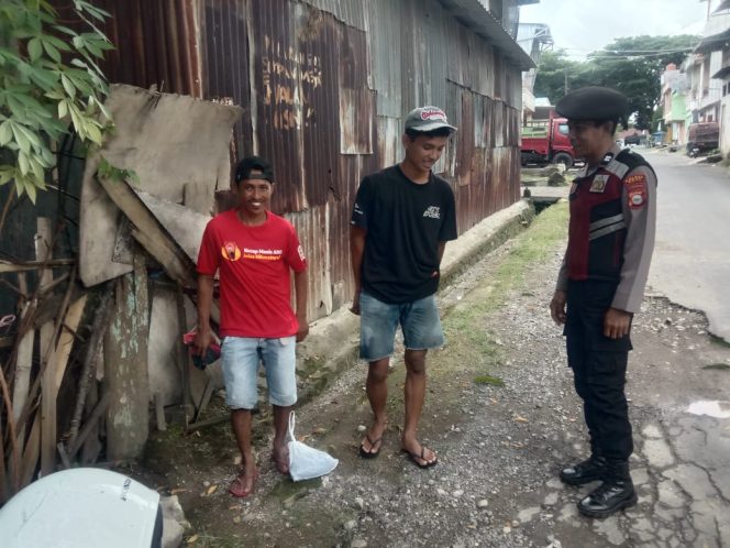 
 Wujud Kepedulian Polri, Samapta Polsek Tanete Riattang Sambangi Warga Saat Patroli