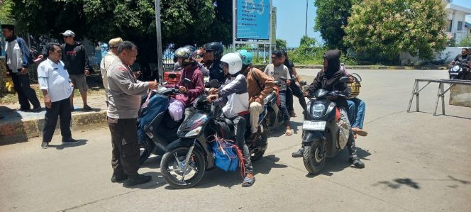 
 Bersama Karyawan Kapal, Personil Lakukan Pemeriksaan Kendaraan 
