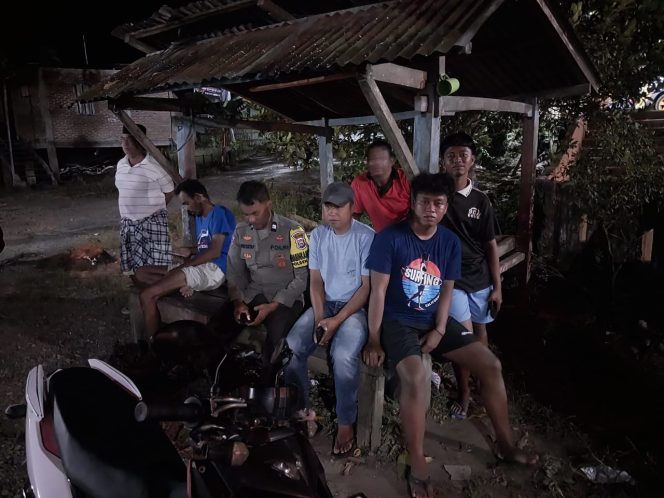 
 Bhabinkamtibmas Sambangi Pos Kamling, Aiptu Andi Sultin Fajar Berikan Pembinaan Warga