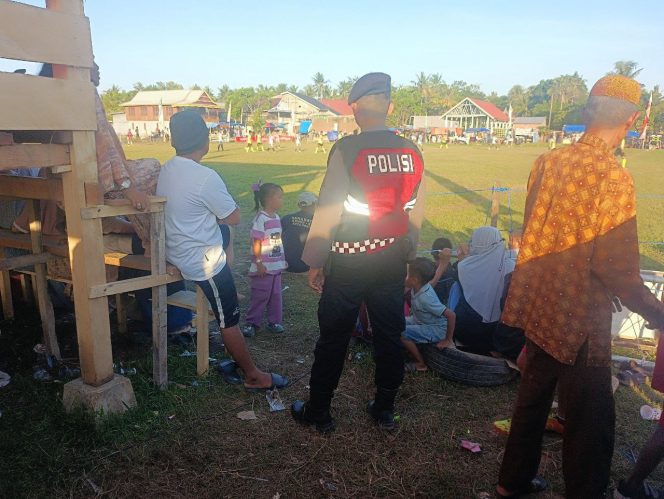 
 ‎Berlangsung Aman, Tertib Dan Lancar, Personel Polsek Cenrana Lakukan Pengamanan Turnamen Sepak Bola