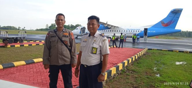 
 Polsek Awangpone Pemantauan Keberangkatan Penumpang Pesawat di Bandara Arung Palakka Bone