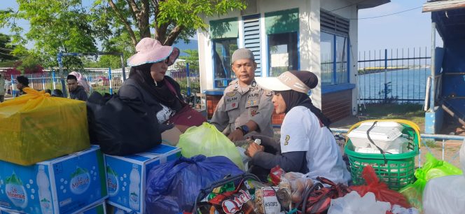 
 Di Rumpdoor Kapal Ferry, Personil Lakukan Pengamanan Dan Pelayanan Saat Keberangkatan Kapal