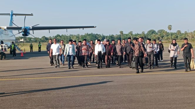 
 Polsek Awangpone Turut Dalam Penjemputan Menteri Agama RI di Bandara Arung Palakka Bone