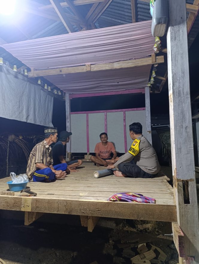 
 Jalin kedekatan dengan warga, bhabinkamtibmas Polsek Ponre laksanakan DDS didesa Binaannya
