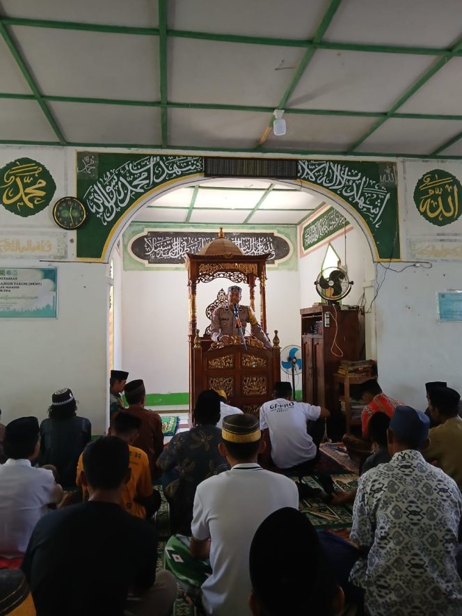 
 Bhabinlamtibmas Polsek Ponre laksanakan sholat Jum’at berjamaah dan berikan himbauan Kamtibmas didesa Binaannya