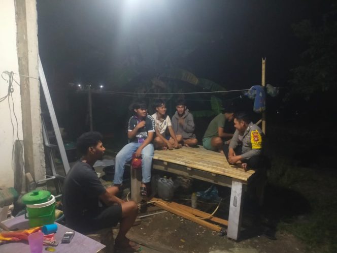 
 Pembinaan Sat Kamling di Kelurahan Macope oleh Bhabinkamtibmas Polsek Awangpone