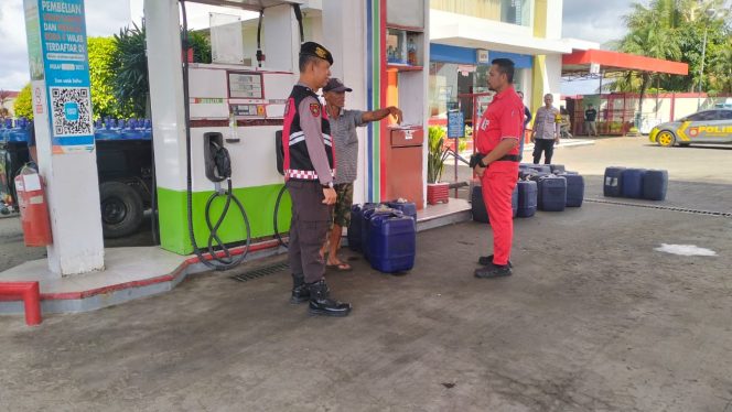 
 Kanit Samapta Polsek Mare , Polres Bone, Sambangi SPBU, Cek Pasokan BBM dan Berikan Himbauan Kamtibmas