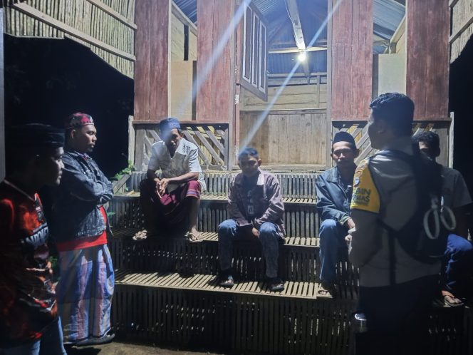 
 Bhabinlamtibmas Polsek Ponre sambangi warga saat ronda malam