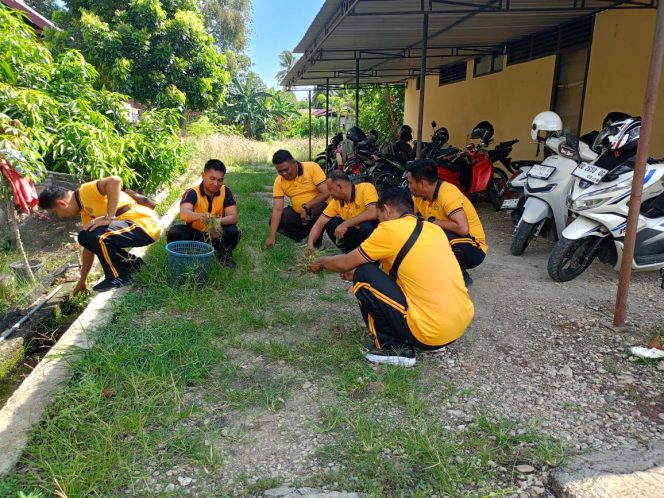 
 Implementasi Budaya Hidup Bersih Kapolsek Awangpone Pimpin Personel Polsek Awangpone Kerja Bakti