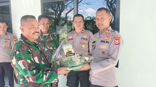
 Kapolsek Awangpone Berikan Apresiasi dan Dukungan dalam Peringatan HUT TNI ke-80 Tahun 2025