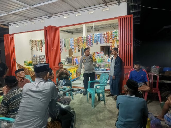 
 ‎Berikan Rasa Aman Kepada Warga, Bhabinkamtibmas Desa Melle Sambangi Warga di Malam Hari  ‎