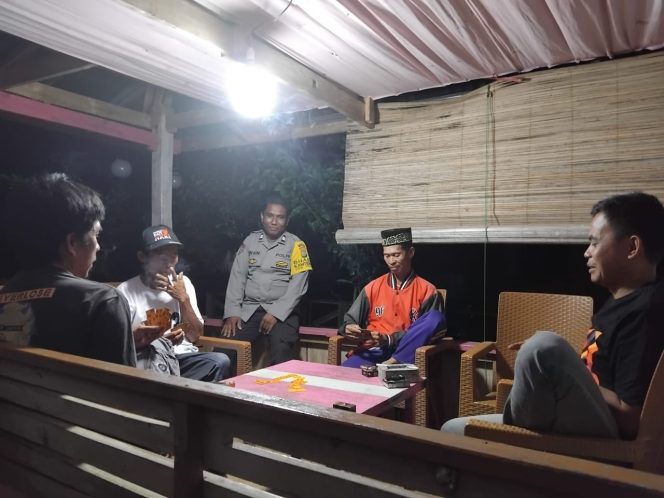 
 Bhabinlamtibmas Polsek Ponre laksanakan pembinaan terhadap satkamling didesa Binaannya
