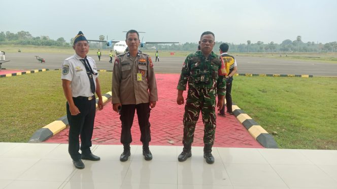 
 Polsek Awangpone Melaksanakan Pemantauan Keberangkatan Pesawat ATR FLY JAYA di Bandara Arung Palakka Bone