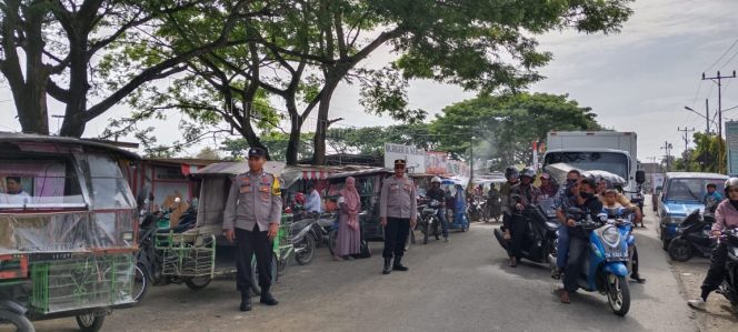 
 Personil Polsek Ajangale Laksanakan Gatur Lalin di Depan Pasar Pompanua
