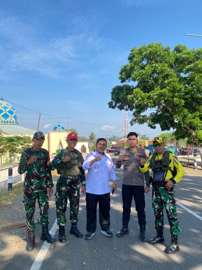 
 Anggota Polsek Ponre Laksanakan Pengamanan Rute Longmars Dikjur Bintara dan Tamtama TNI AD Dodiklatpur Rindam XIV/Hasanuddin