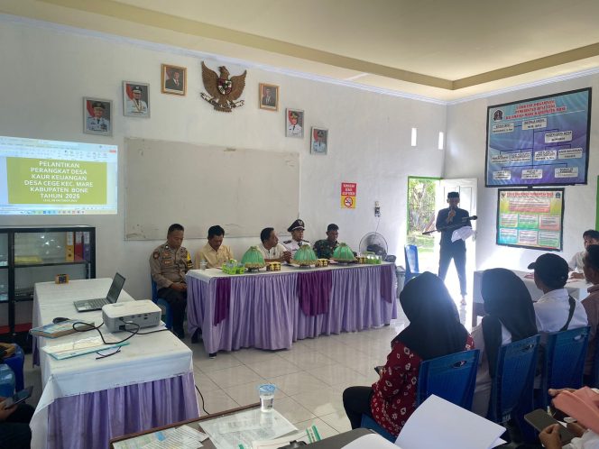 
 Wujud Sinergitas, Bhabinkamtibmas Hadiri Pelantikan Perangkat Desa di Desa Cege