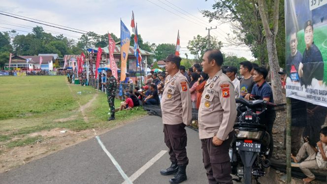 
 Penonton Membludak di Partai Semifinal Sanrego Cup, Personil Polsek Mare dan TNI Perketat Pengamanan